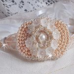 Armband Bouquet d'un Jour bestickt mit Swarovski-Perlmuttperlen, Lucite-Blumen, Bändern und hochwertigen Rocailles